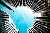 低角度视角下，现代圆形建筑映衬着柏林明亮的蓝天