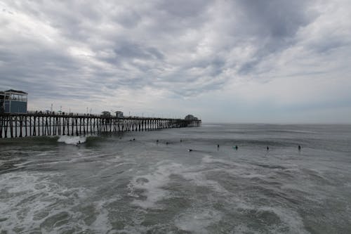 Бесплатное стоковое фото с берег, люди, море