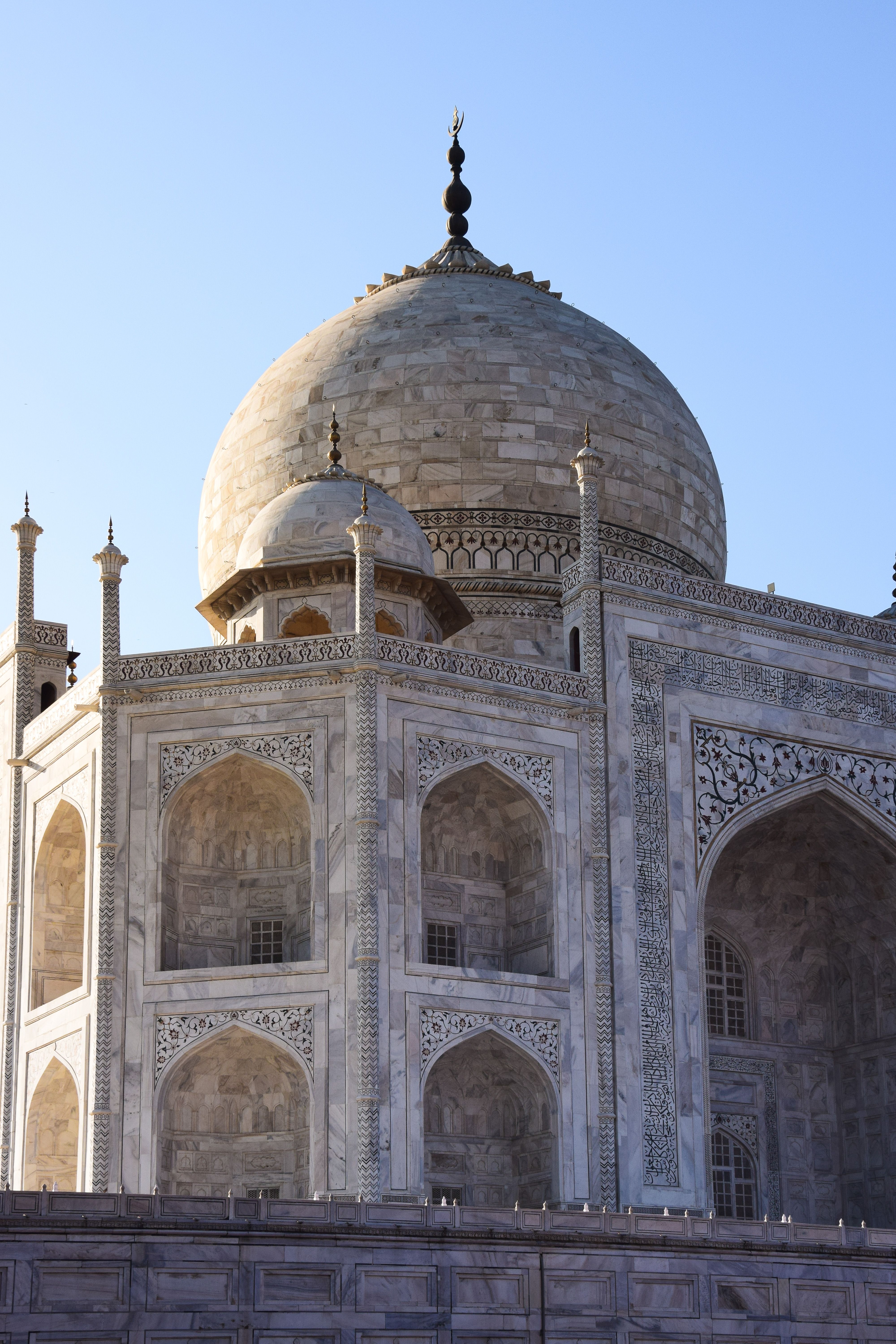 Close-up of the iconic dome of Taj Mahal in Agra, showcasing its intricate marble architecture.