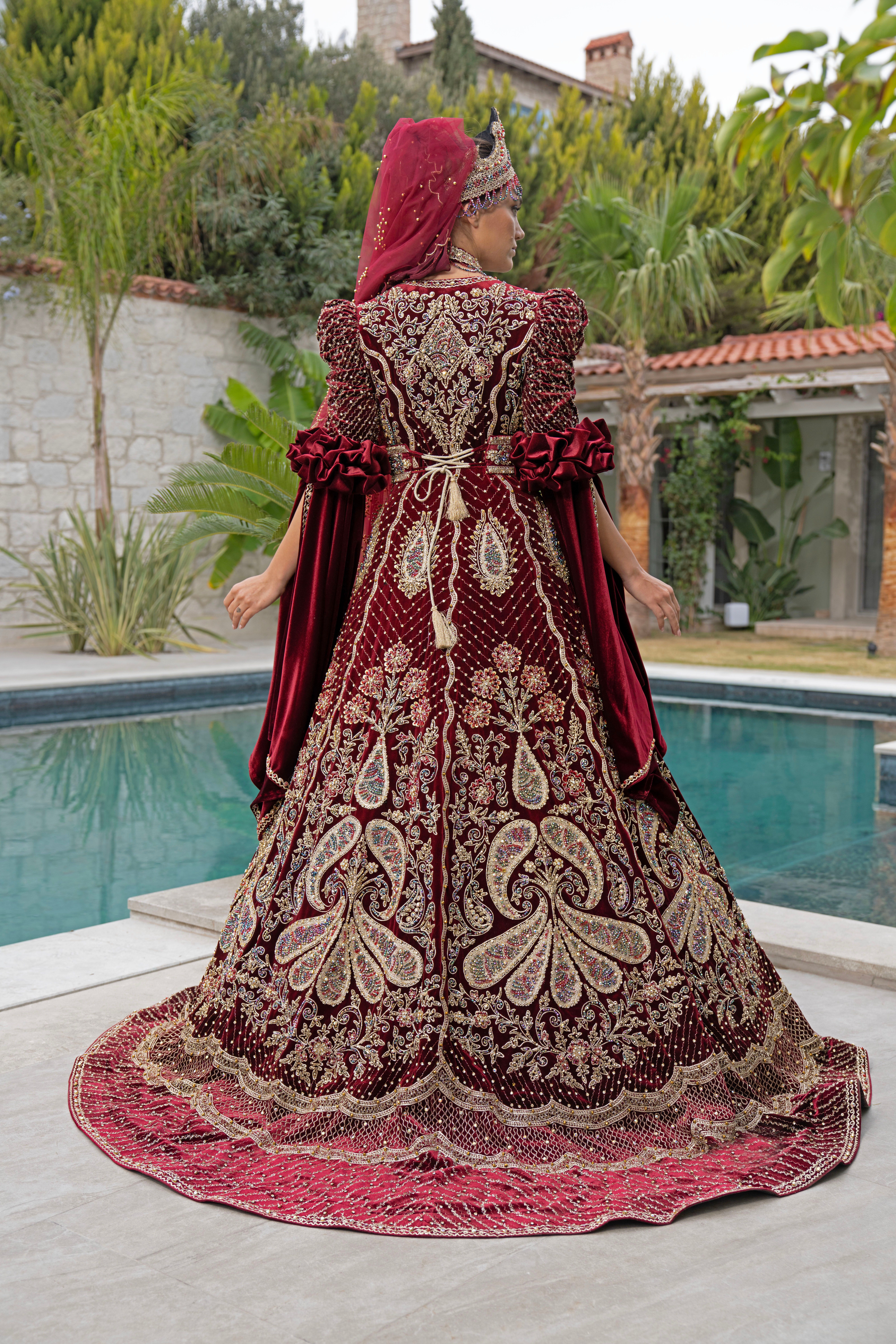 Elegant traditional bridal dress with intricate patterns in İzmir, Türkiye.