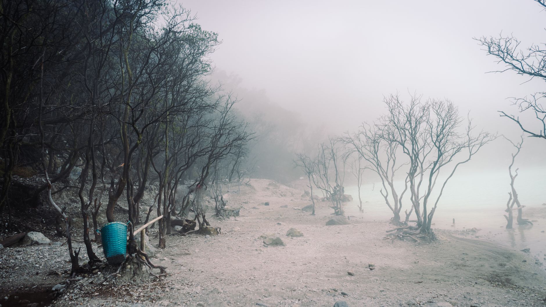 Pemandangan kawah putih ciwidey yang diselimuti kabut tipis dan pegunungan hijau Pemandangan kawah putih ciwidey yang diselimuti kabut tipis dan pegunungan hijau