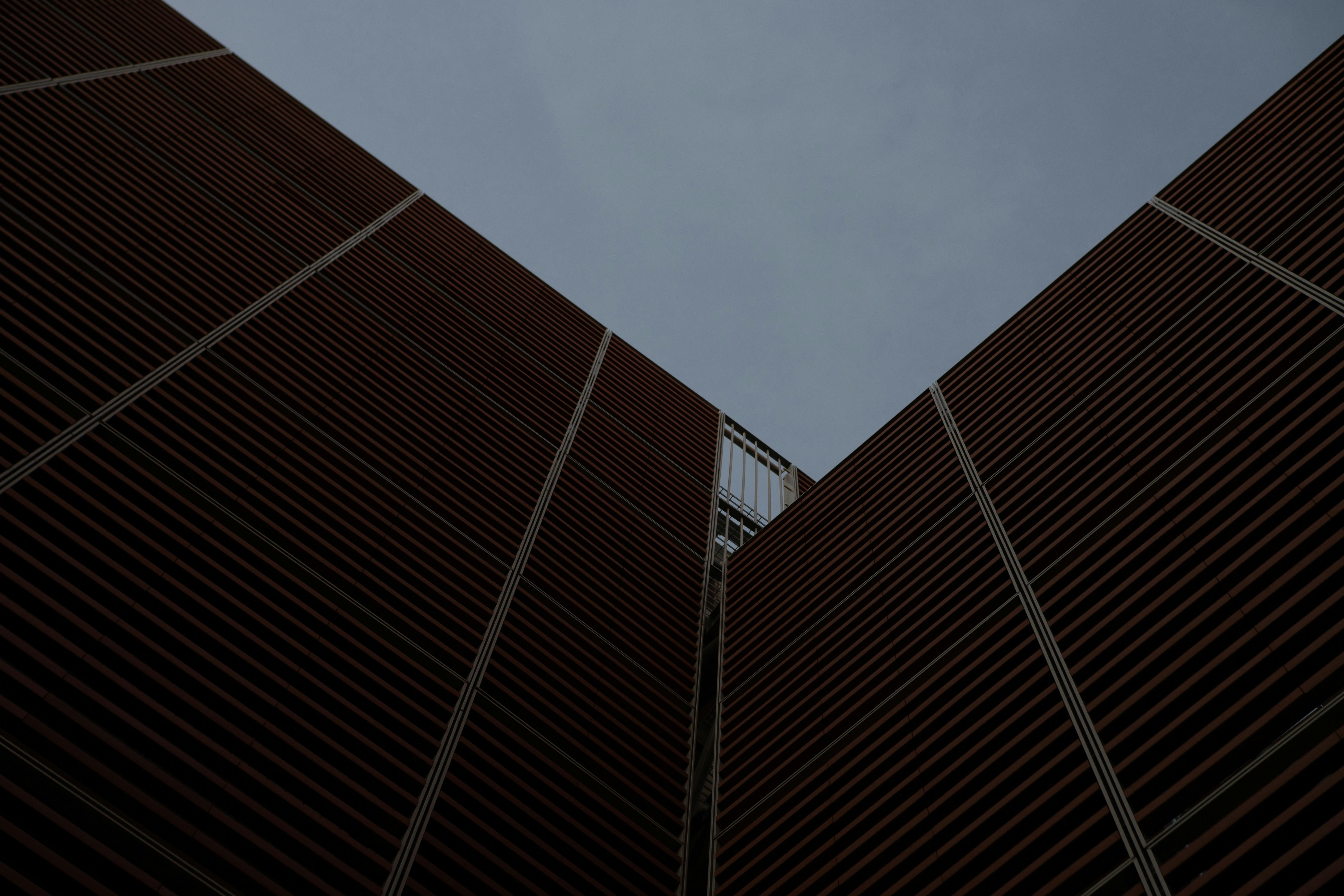 意大利特雷维索现代建筑结构的低角度视图