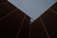 意大利特雷维索现代建筑结构的低角度视图