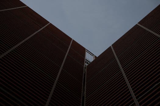 意大利特雷维索现代建筑结构的低角度视图