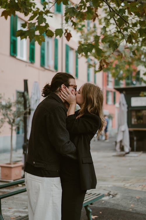 Fotos de stock gratuitas de @al aire libre, abrazando, abrazos de pareja