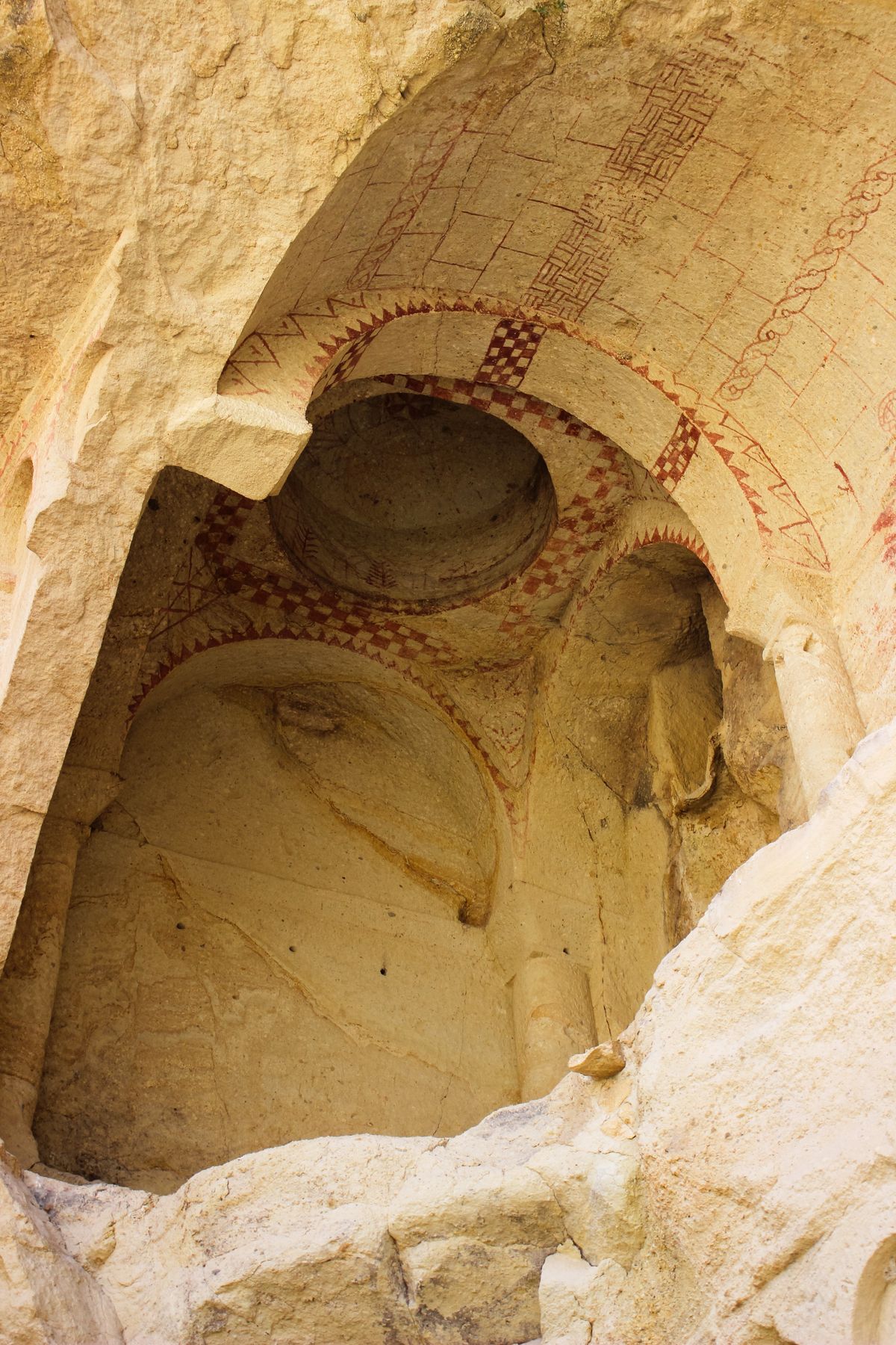 Göreme Açık Hava Müzesi'ndeki tarihi kaya oyma kilise mimarisi