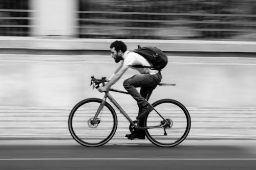 Foto d'estoc gratuïta de anant amb bici, bici, blanc i negre