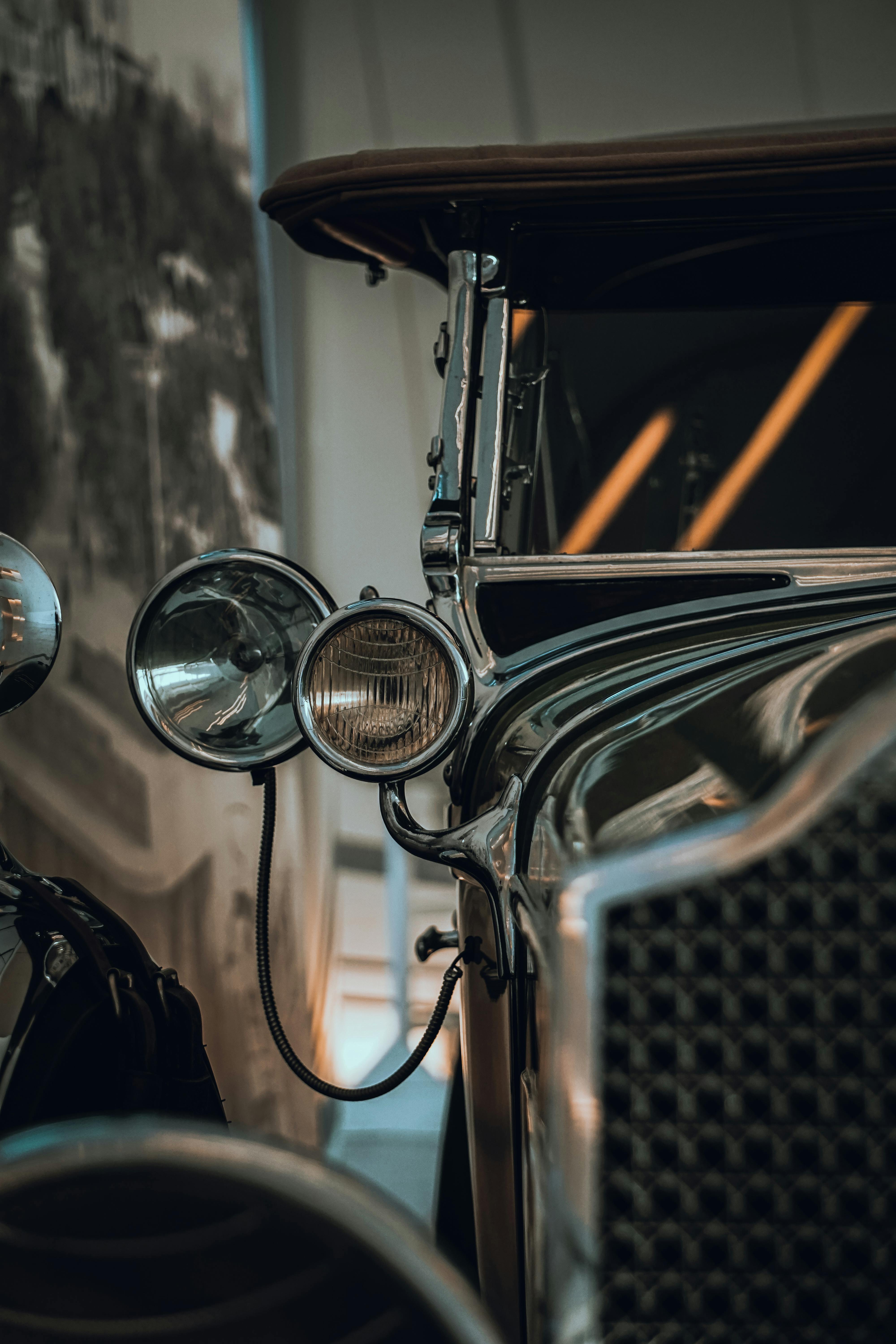 Close-up of the Front of a Classic Antique Car · Free Stock Photo