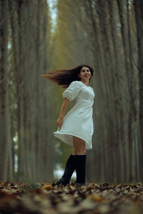 Základová fotografie zdarma na téma bílé šaty, dlouhé vlasy, les