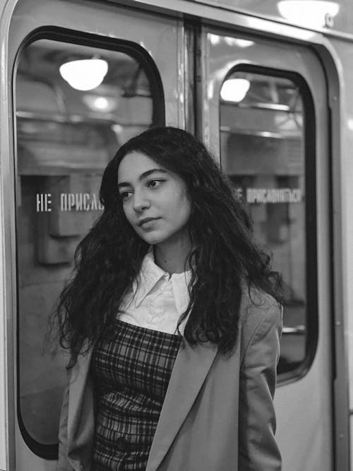 Photos gratuites de femme, métro, noir et blanc