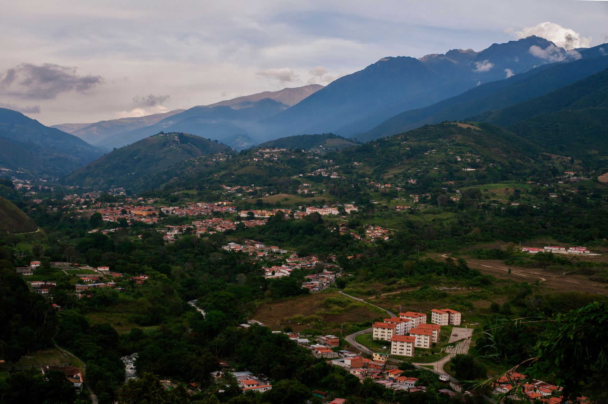 Dodental aardbeving Venezuela stijgt naar 1450, tienduizenden vermist