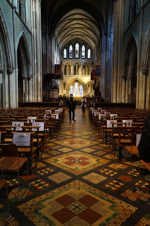 Interiorul gotic al unei catedrale cu podea decorativă și coloane masive