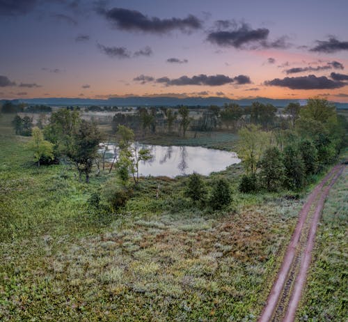 Gratis arkivbilde med dronebilde, grusvei, innsjø