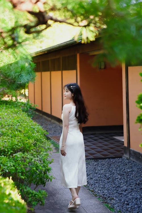 Gratis lagerfoto af asiatisk kvinde, elegance, hvid kjole