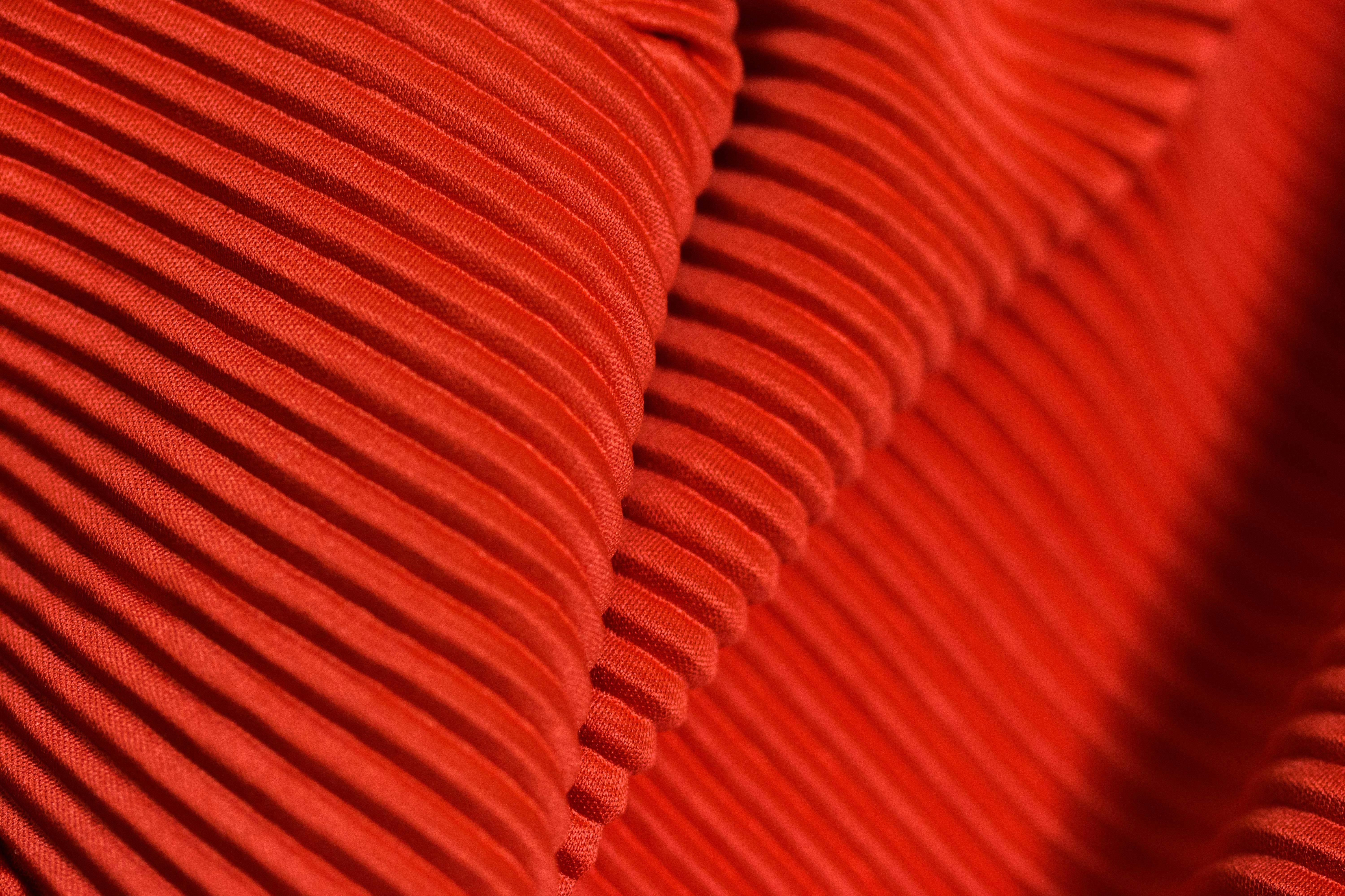 Close-up of a ribbed collar and 2-needle cover stitching on a cotton shirt - Crew neck cotton