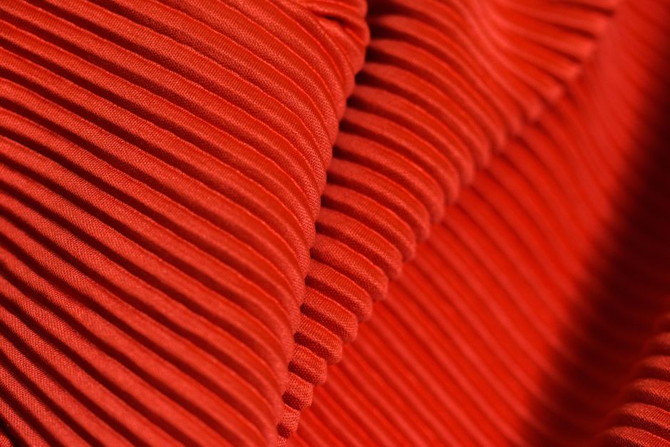 Close-up of a ribbed collar and 2-needle cover stitching on a cotton shirt - Crew neck cotton Close-up of a ribbed collar and 2-needle cover stitching on a cotton shirt - Crew neck cotton