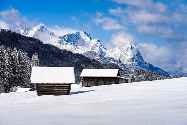 Chalets en bois enneigés au pied des montagnes, décor d'une conciergerie à Bagnères-de-Luchon