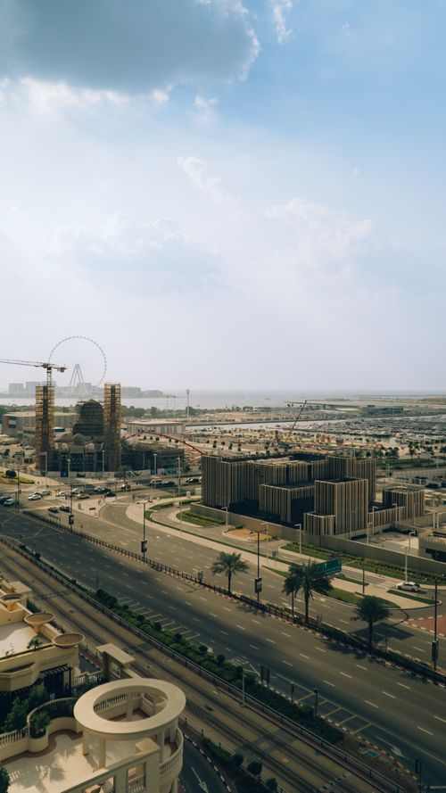 Free Discover the stunning aerial view of Dubai's modern architecture and urban landscape. Stock Photo