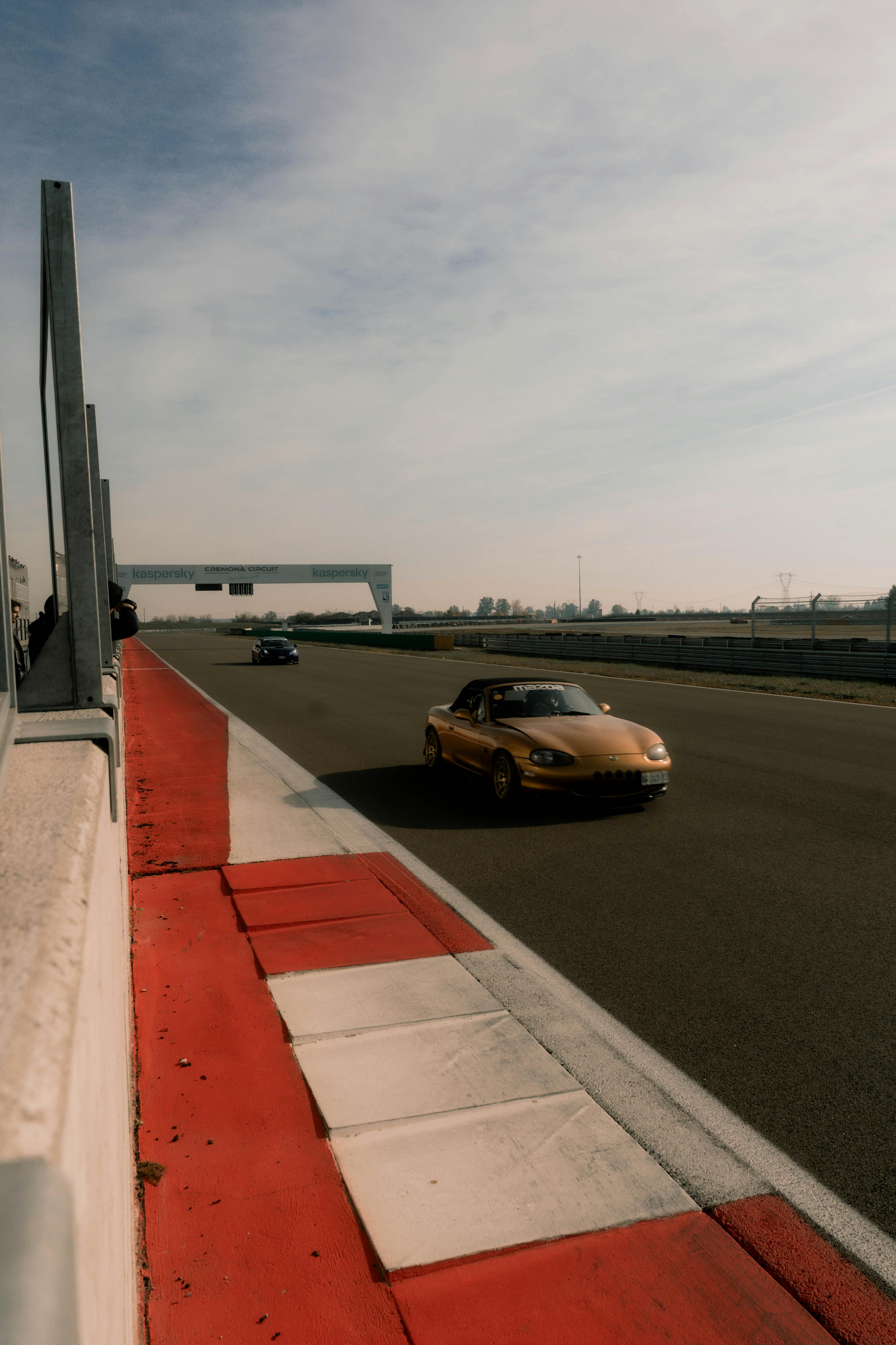 Voiture sur circuit de course — Guide roulage Driver's Lab