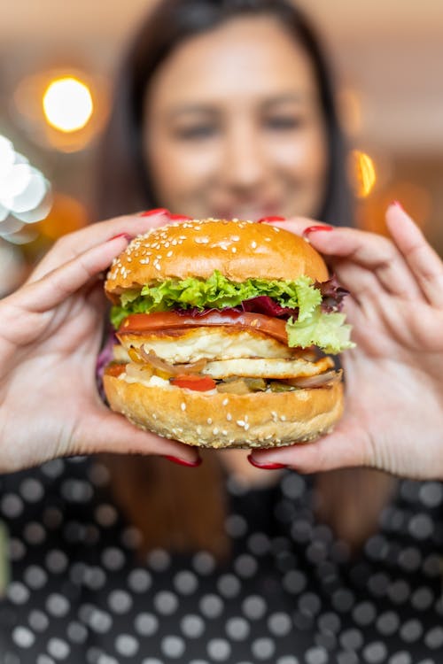 dikey atış, eller, Hamburger içeren Ücretsiz stok fotoğraf
