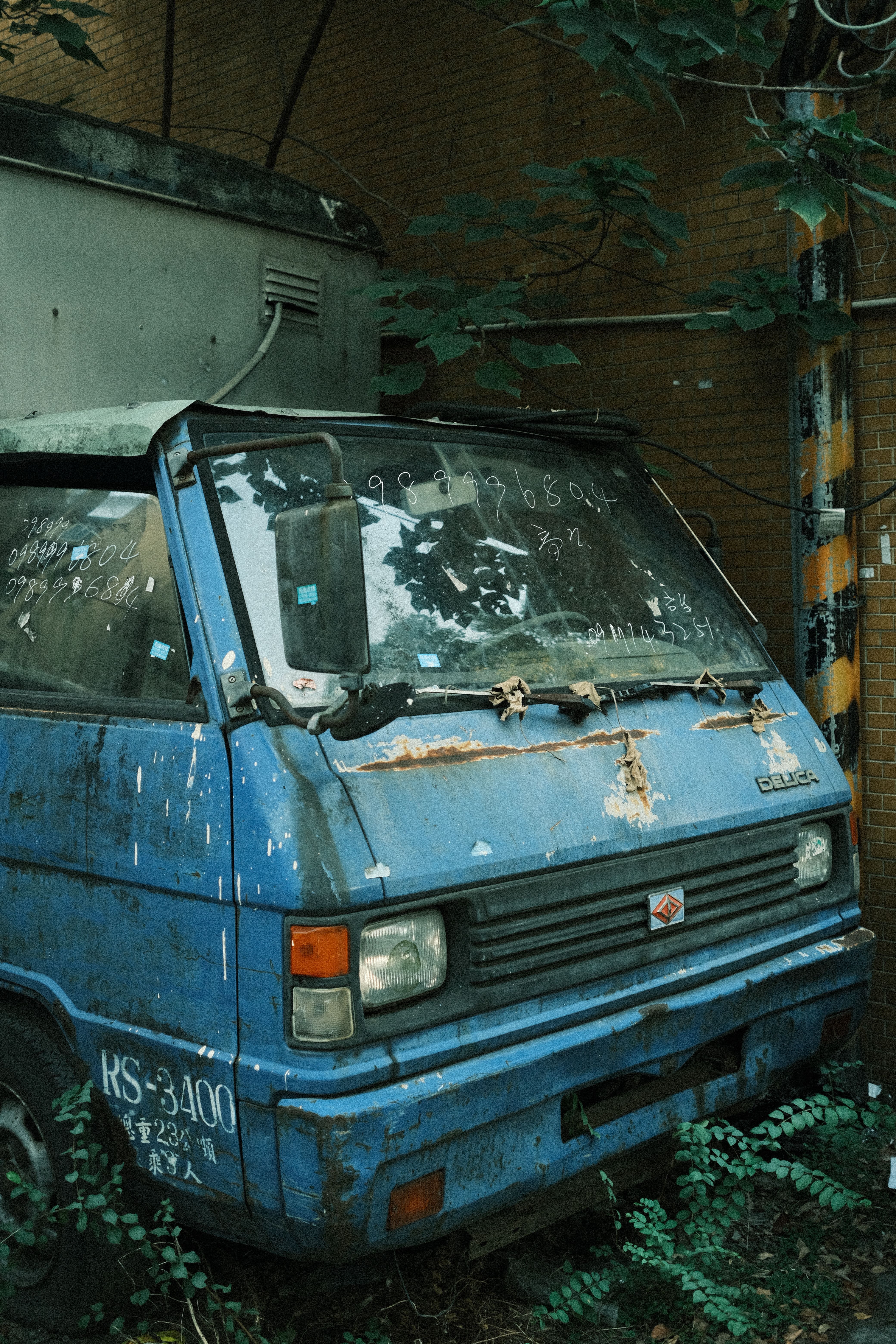 Abandoned Mitsubishi Delica Van · Free Stock Photo