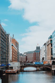 这座城市的天际线在阳光下熠熠生辉，运河与桥梁构成了其独特的城市景观