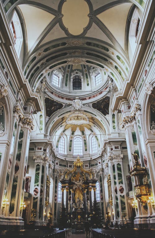 無料 灰色と茶色の大聖堂のインテリア 写真素材