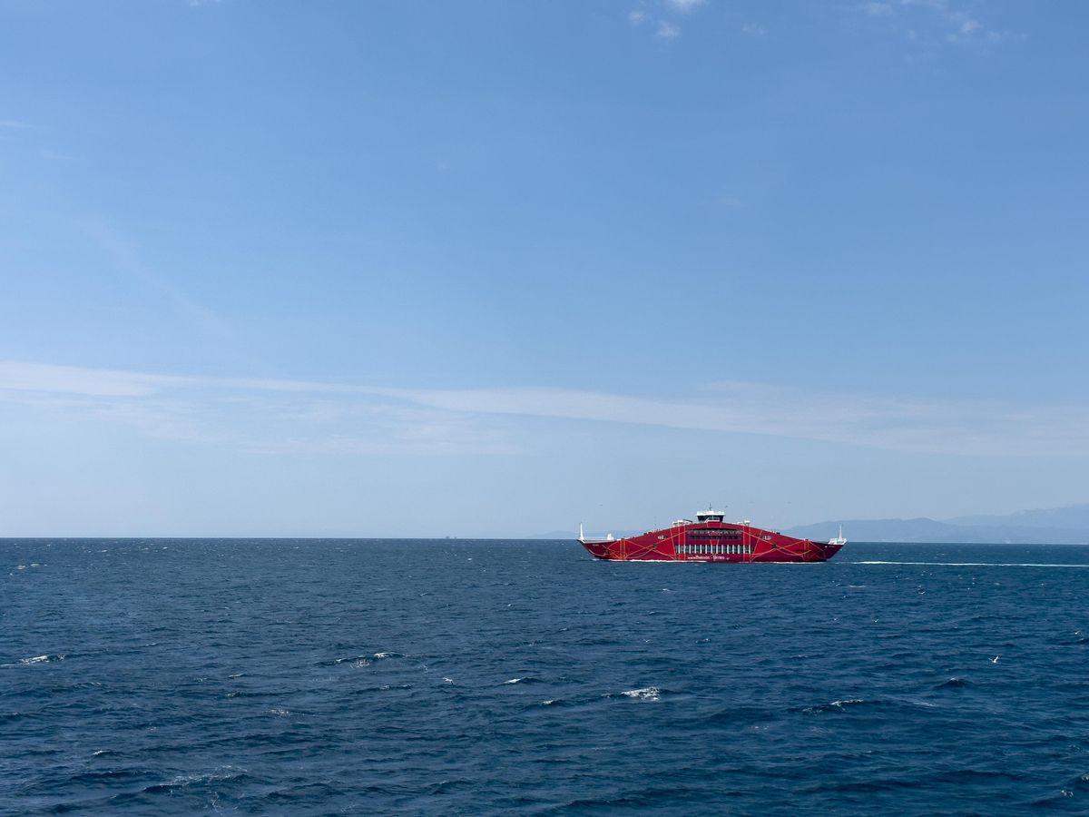 Acelasi feribot rosu vazut din alt unghi, pe mare