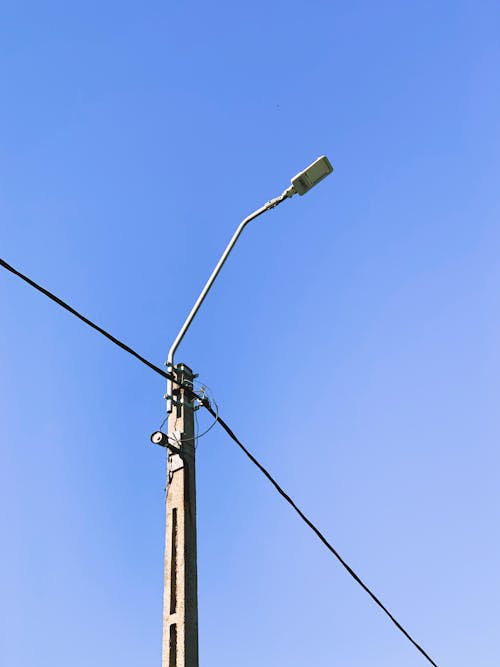 Foto profissional grátis de abajur, céu azul, concreto