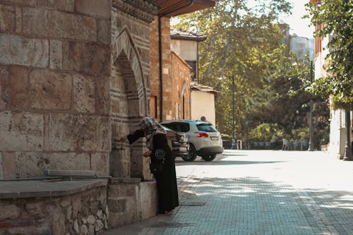 Kostenloses Stock Foto zu frau, gebäude, hijab