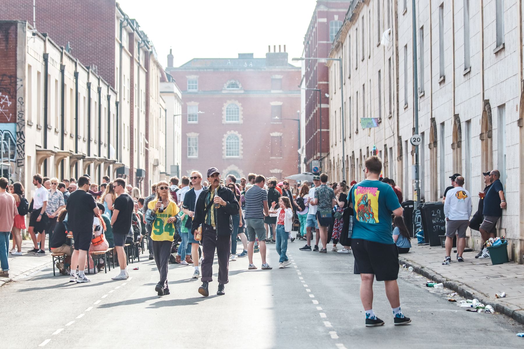 Una multitud recorre una calle durante un festival urbano