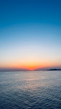 Experience the serene beauty of a stunning sunrise over a tranquil sea horizon.