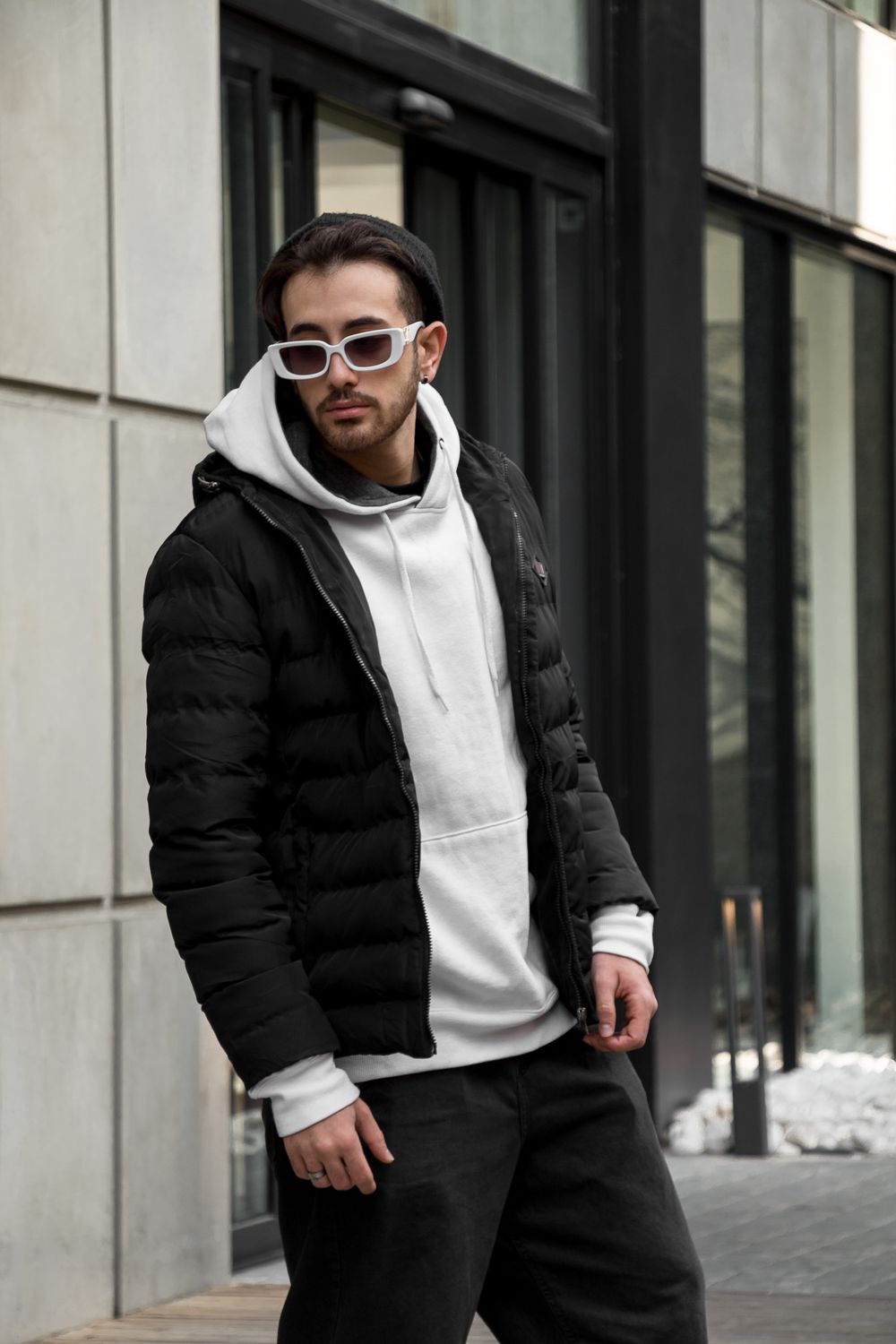 Hombre con sudadera en calle urbana