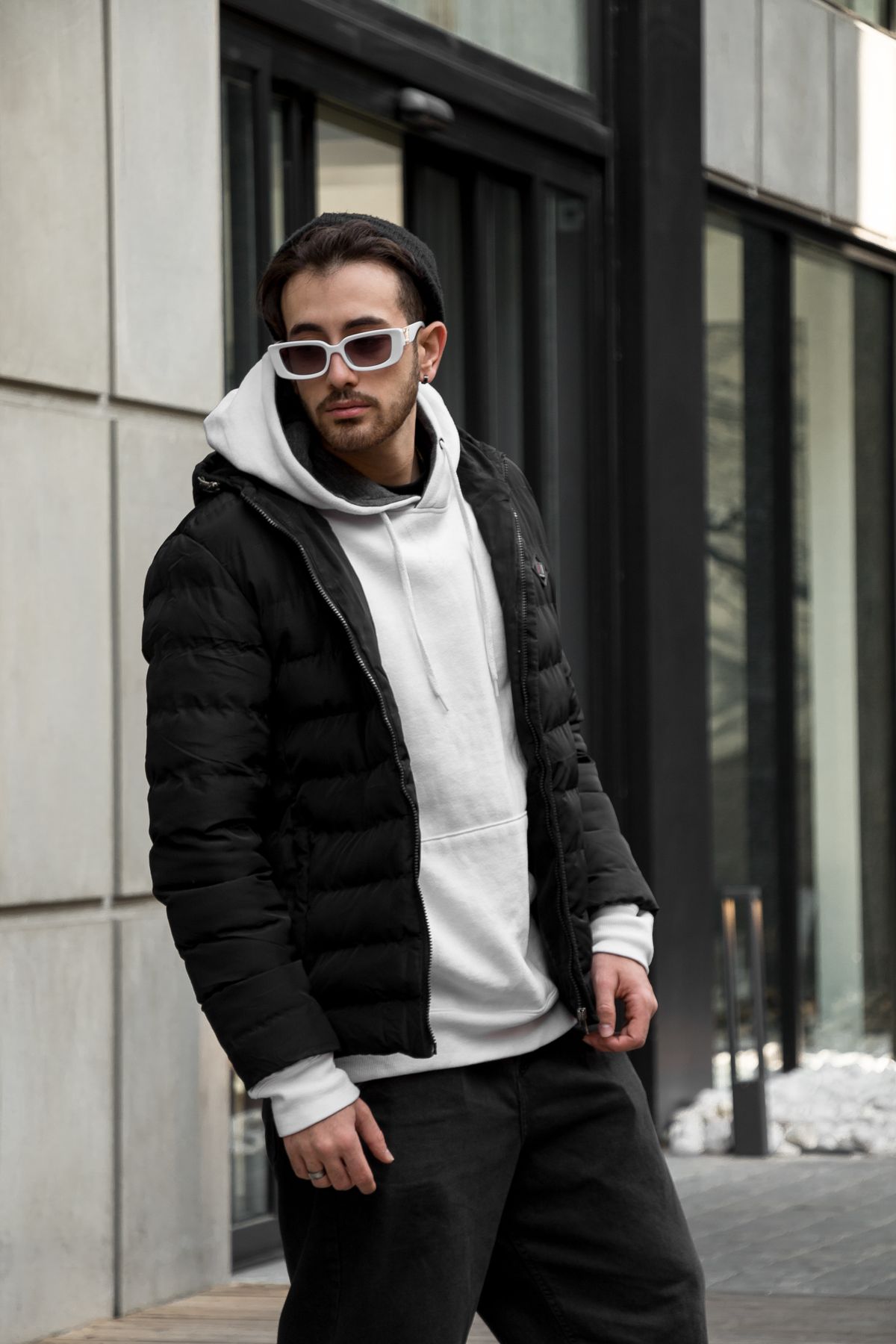 Hombre con sudadera en una calle urbana