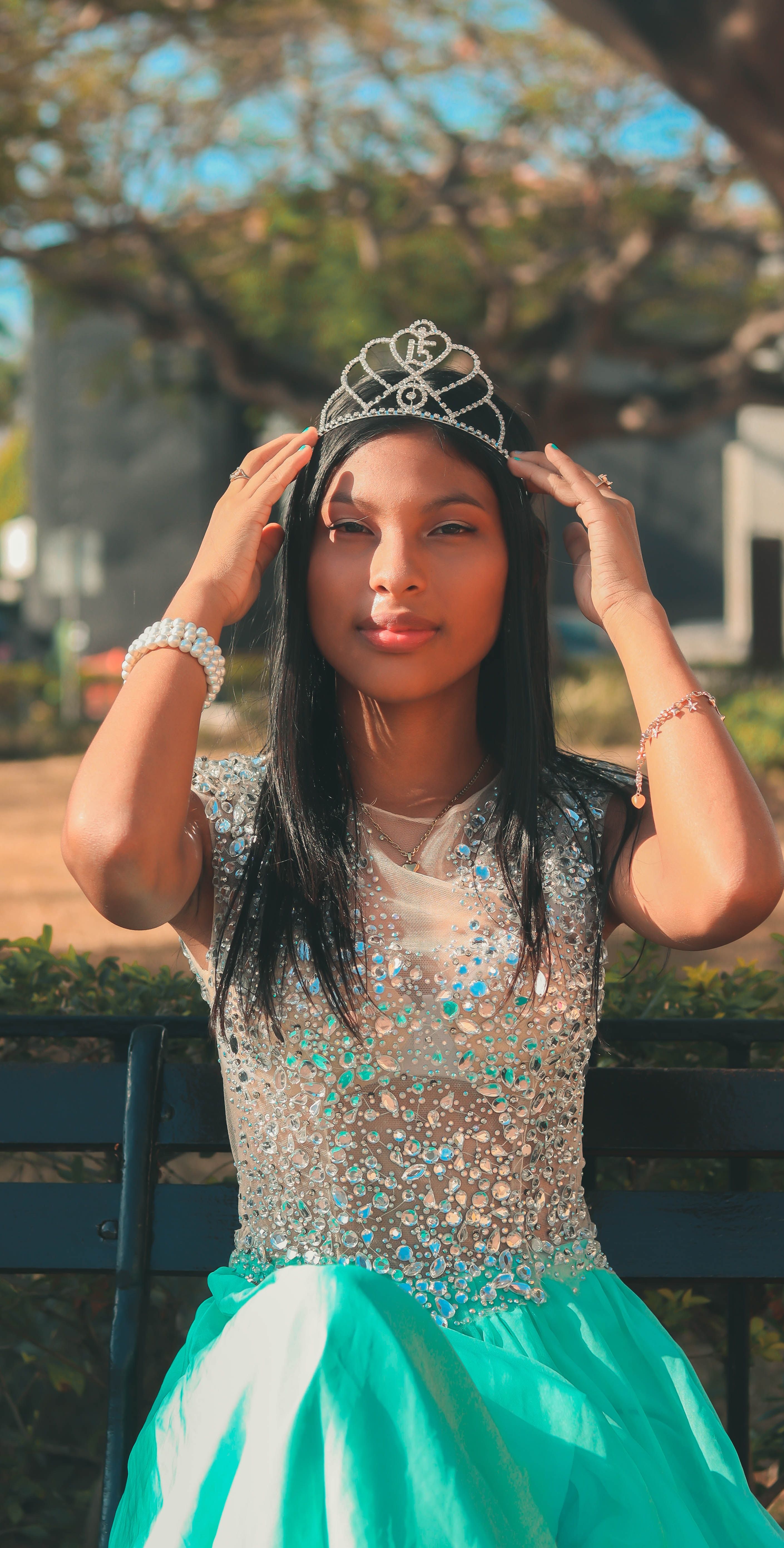 De franc Morena Amb Tiara I Vestit Brillant Foto d'estoc