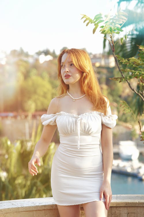 Foto stok gratis berambut merah, fotografi mode, gaun putih