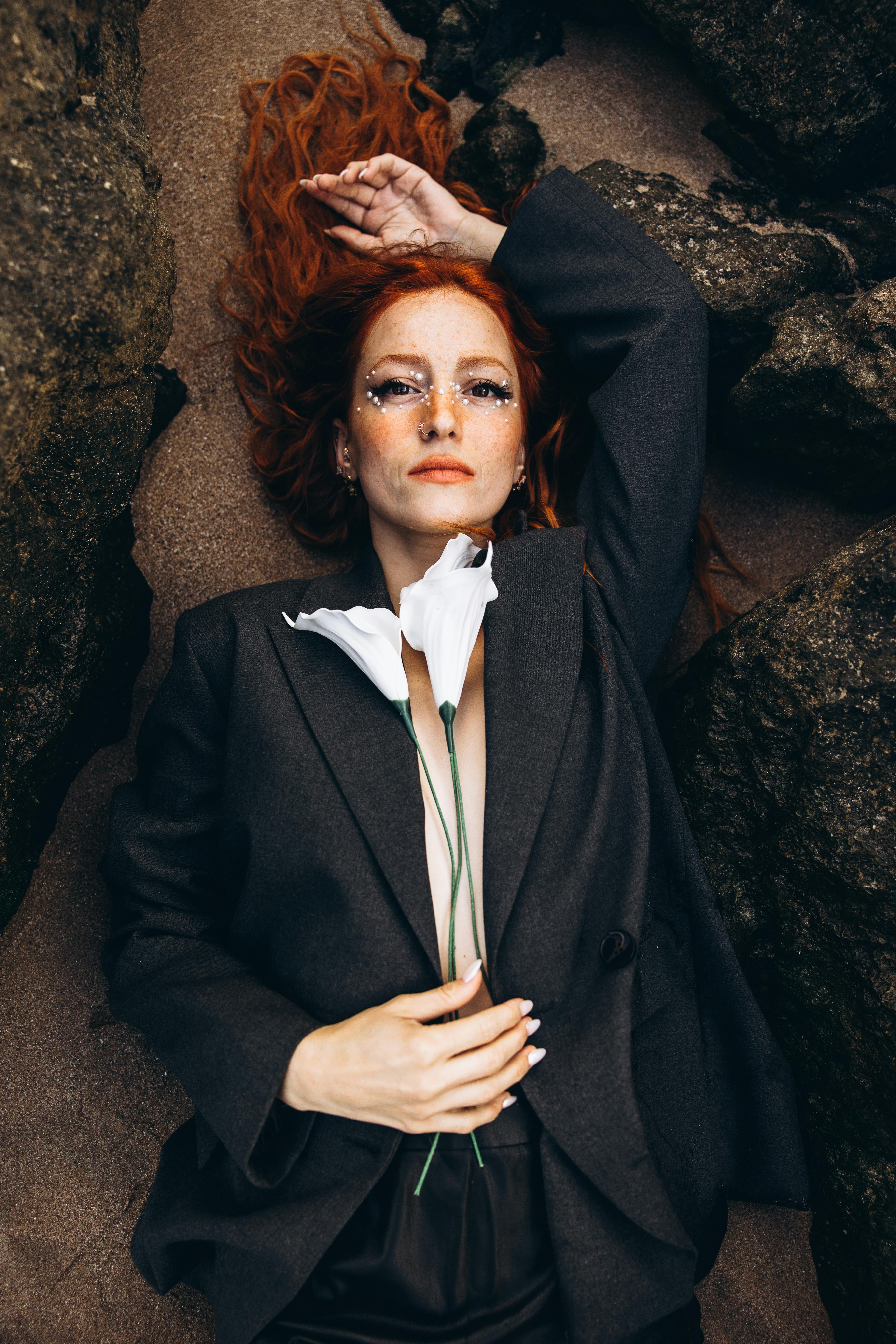 Bezpłatne Artystyczny Portret Kobiety Z Kalią Zdjęcie z galerii