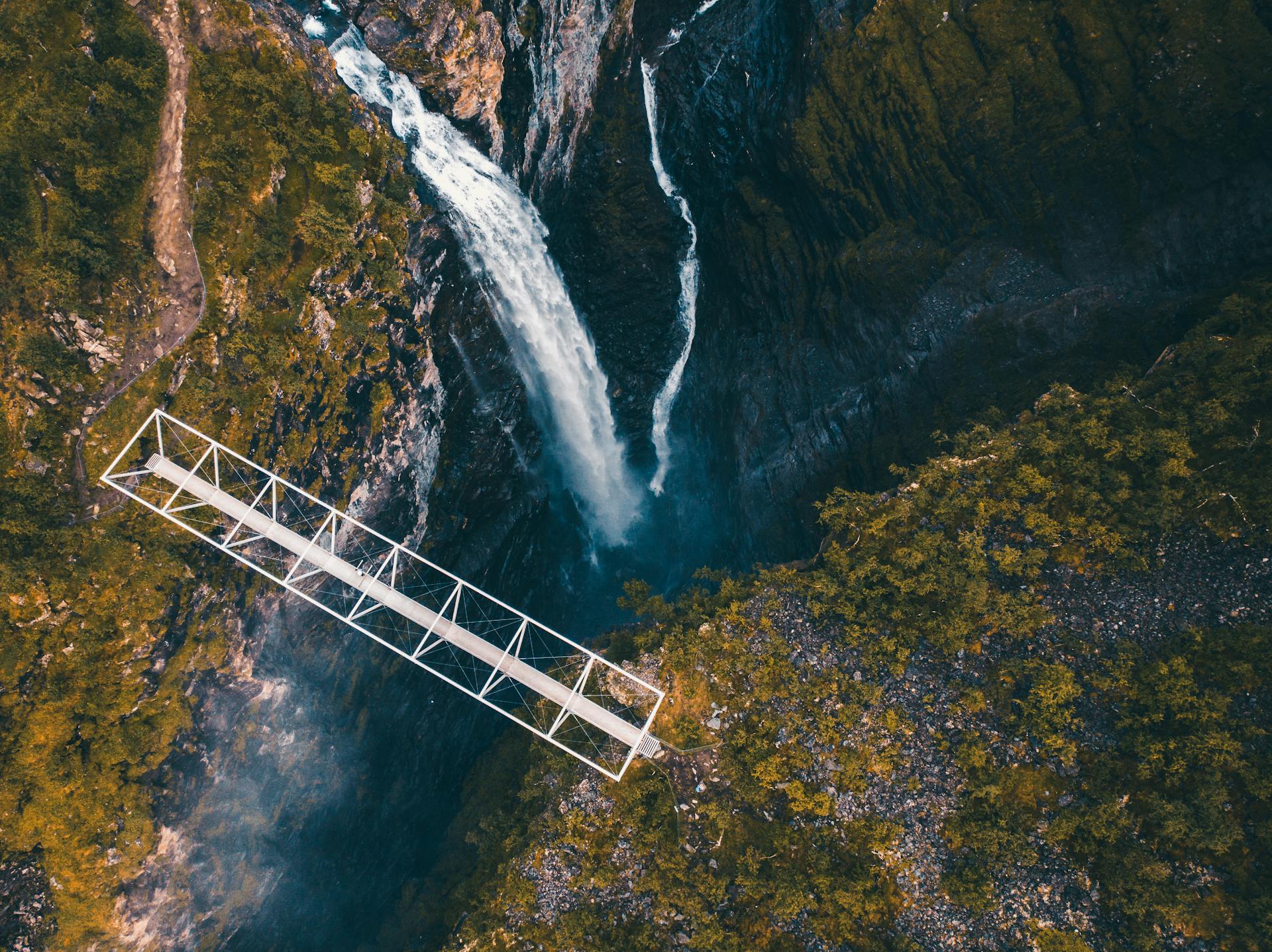 Gorsa bridge en Norvège vue de drone - chute d'eau - montagne - pont