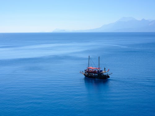 Um Lindo Barco Turístico No Mar Azul