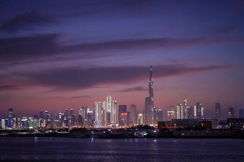 Zachód Słońca Nad Zatoką Dubaju Przedstawiający Panoramę Dubaju