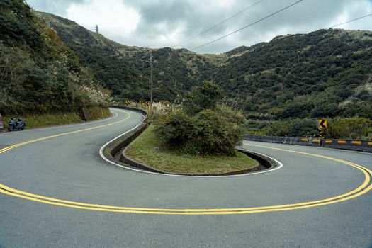 Atemberaubende Straße & Grün – Sportwagen Wallpaper