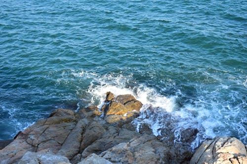 Foto d'estoc gratuïta de grans roques, línia de costa, sobre el mar