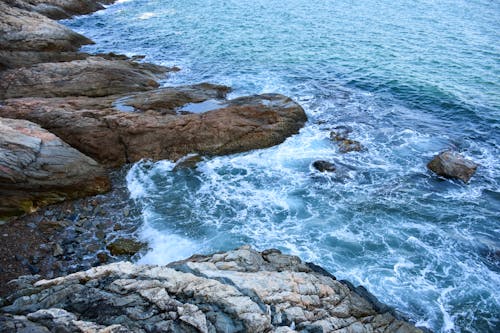 Foto d'estoc gratuïta de gran roca, onades de platja, sobre el mar