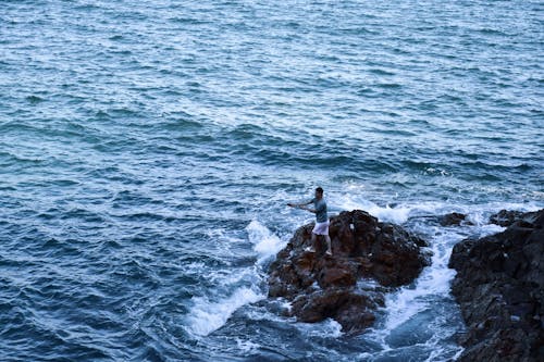 Foto d'estoc gratuïta de gran roca, onades de platja, sobre el mar