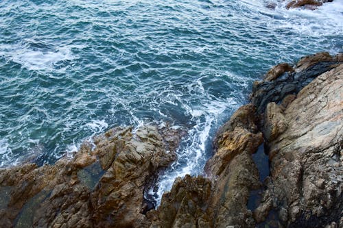 Gratis stockfoto met boven zee, grote steen, strand golven