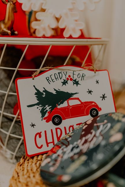 Fotomural Primer plano de una encantadora decoración navideña que presenta un coche rojo con un árbol de Navidad.