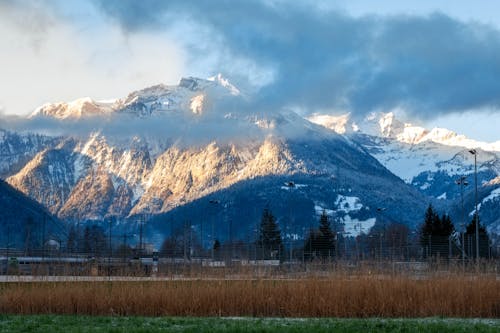 Бесплатное стоковое фото с горное облако, горный пейзаж, заснеженная гора