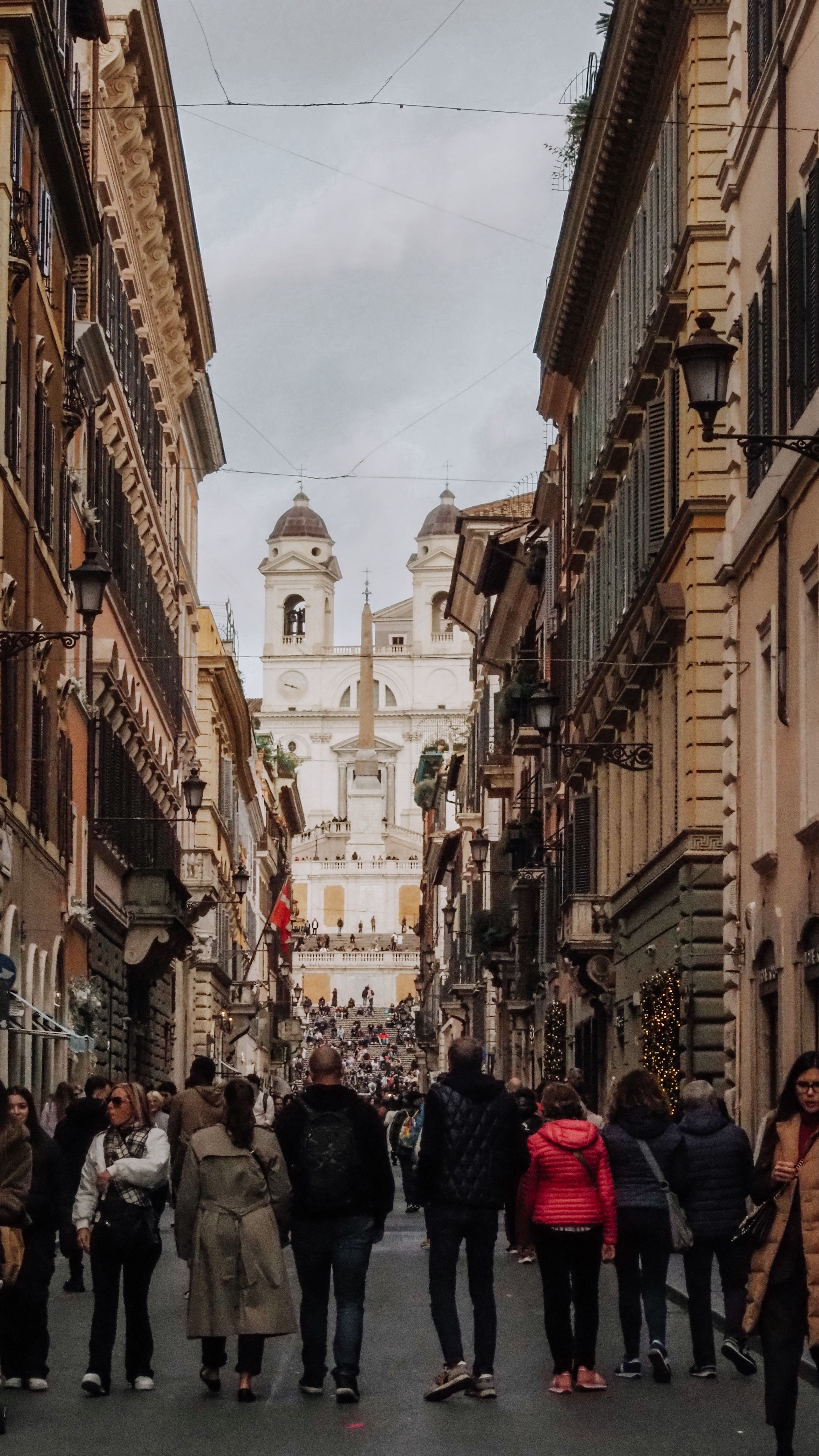 narrow alley crowd people walking