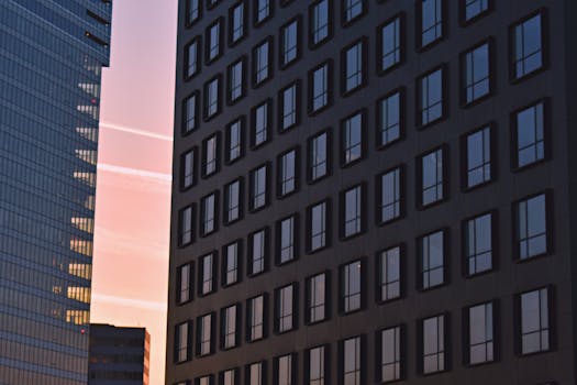 城市环境中，带有反光玻璃窗的高楼大厦捕捉着黄昏时分的光线