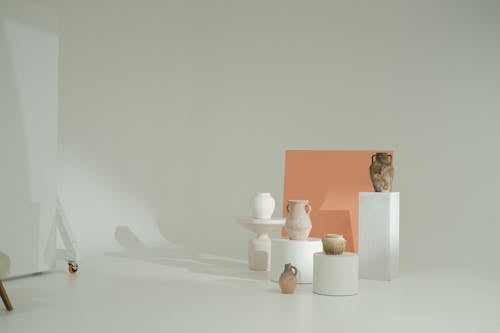Бесплатное стоковое фото с архитектура, бежевый, вазы